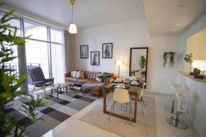 Elegant Apt With Balcony Minutes from Burj Khalifa